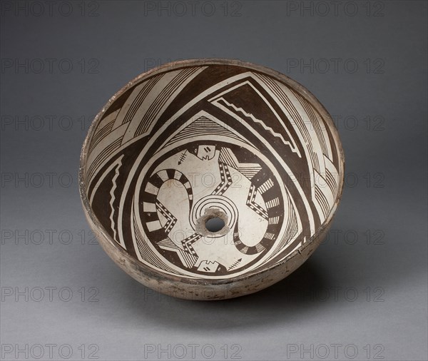 Bowl, A.D. 950/1150, Mimbres branch of the Mogollon, Classic Mimbres Black-on-white, New Mexico, United States, Southwest, Ceramic and pigment, 12.1 x 24.1 cm (4 3/4 x 9 1/2 in.)