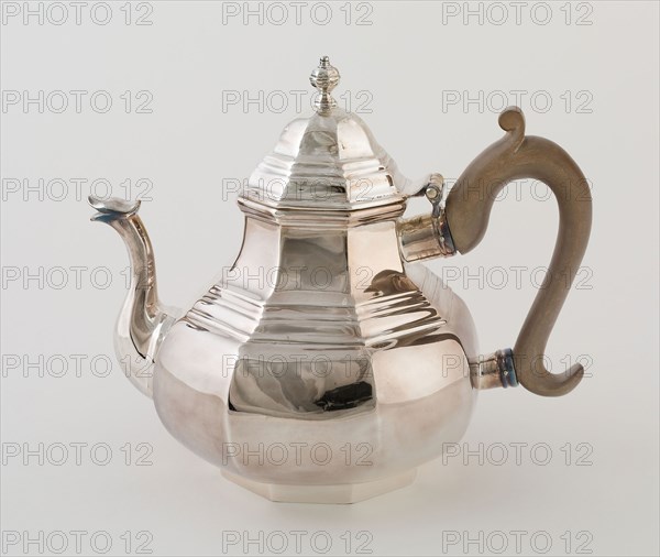 Teapot, 1713, Joseph Ward, American, active 1860s, London, England, London, Sterling silver and fruitwood, 6.6 x 11.7 x 18.5 cm (2 5/8 x 4 5/8 x 7 1/4 in.)