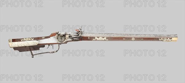 Wheellock Rifle, 1580, German and Italian, Germany, Walnut stock with horn inlay, L. 81.3 cm (32 in.)