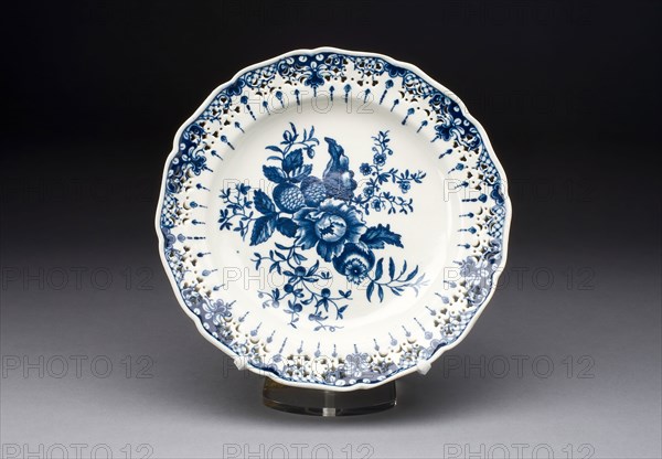 Plate, c. 1770/75, Worcester Porcelain Factory, Worcester, England, founded 1751, Worcester, Soft-paste porcelain, underglaze blue decoration, Diam. 22.5 cm (8 7/8 in.)