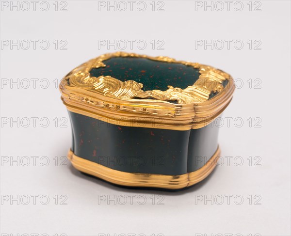 Pill Box, c. 1750/60, London, England, Gold and bloodstone, 2.9 × 4.1 × 3.8 cm (1 1/8 × 1 5/8 × 1 1/2 in.)