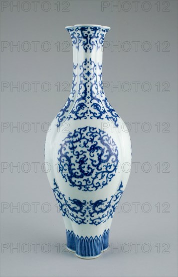 Triple Long-Necked Bottle Vase with Double Dragon Roundels and Elongated Curly Dragons (Gui), Qing dynasty (1644–1911), Qianlong reign mark and period (1736–1795), China, Porcelain painted in underglaze blue, H. 40.3 cm (15 7/8 in.), diam. 15.8 cm (6 1/4 in.)