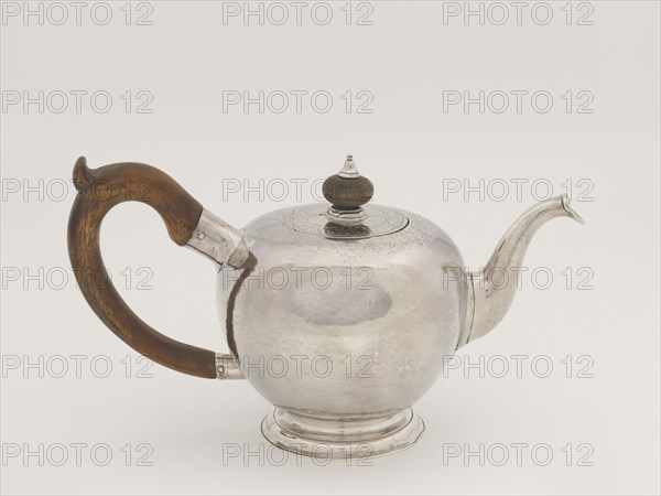 Teapot, 1740/55, Jacob Hurd, American, 1702/03–1758, Boston, Boston, Silver and walnut, 12.7 × 22.9 × 10.2 cm (5 5/8 × 9 3/4 × 4 3/4 in.), 547.5 g