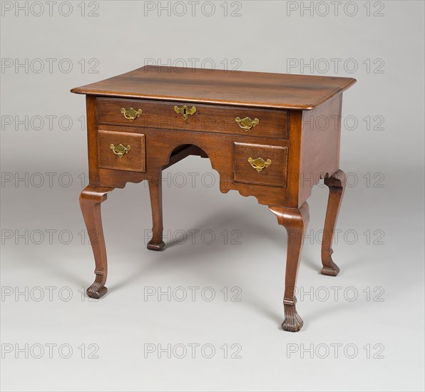 Dressing Table, 1729/60, American, 18th century, Philadelphia, United States, Walnut and white pine, 96.5 × 54 × 47 cm (38 × 21 1/4 × 18 1/2 in.)