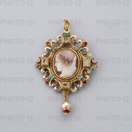 Two-Sided Pendant with Cameo showing Juno and Minerva, 19th century, European, Europe, Cameo: agate, 7.1 × 4.4 cm (2 13/16 × 1 3/4 in.)