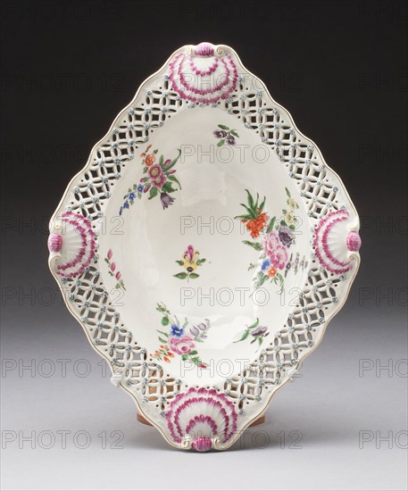 Dish, c. 1770, Worcester Porcelain Factory, Worcester, England, founded 1751, Worcester, Soft-paste porcelain, polychrome enamels and gilding, 23.9 x 31.6 cm (9 7/16 x 12 7/16)