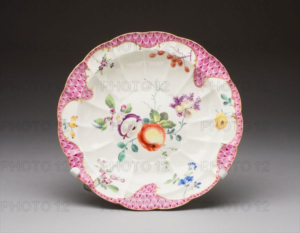 Dish, c. 1770, Worcester Porcelain Factory, Worcester, England, founded 1751, Worcester, Soft-paste porcelain, polychrome enamels and gilding, Diam. 26.5 cm (10 7/16 in.)