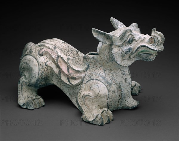 Winged Beast (Tomb Figure), Western Han dynasty (206 B.C.–9 A.D.), China, Gray earthenware, slip-coated with polychrome pigments, 22.2 × 43.8 cm (14 7/8 × 27 1/2 in.)