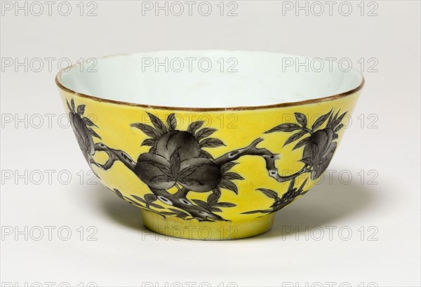Cup with Peaches, Qing dynasty (1644–1911), Guangxu period (1875–1908), c. 1894, China, Porcelain painted in overglaze enamels, H. 4.5 cm (1 3/4 in.), diam. 8.9 cm (3 1/2 in.)