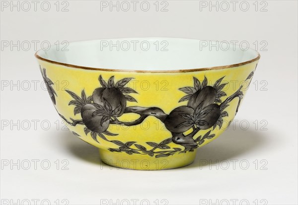 Cup with Peaches, Qing dynasty (1644–1911), Guangxu period (1875–1908), c. 1894, China, Porcelain painted in overglaze enamels, H. 4.4 cm (1 3/4 in.), diam. 9.0 cm (3 9/16 in.)