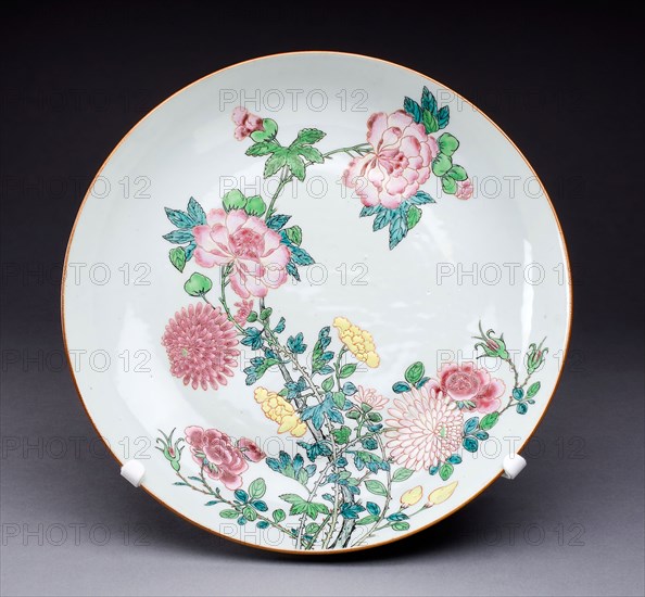 Dish, c. 1725, Qing Dynasty (1644–1911), Yongzhen period (1723–1735), China, Hard-paste porcelain and polychrome enamels, Diam. 30.5 cm (12 in.)