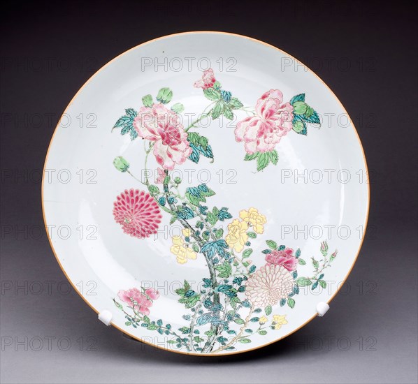 Dish, c. 1725, China, Qing Dynasty (1644-1911), Yongzhen period (1723-1735), Hard-paste porcelain and polychrome enamels, Diam. 34.3 cm (13 1/2 in.)