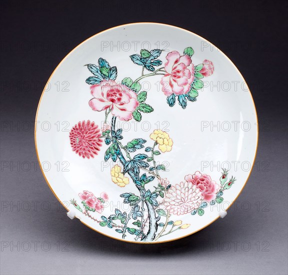 Dish, c. 1725, Qing Dynasty (1644–1911), Yongzhen period (1723–1735), China, Hard-paste porcelain and polychrome enamels, Diam. 22.2 cm (8 3/4 in.)