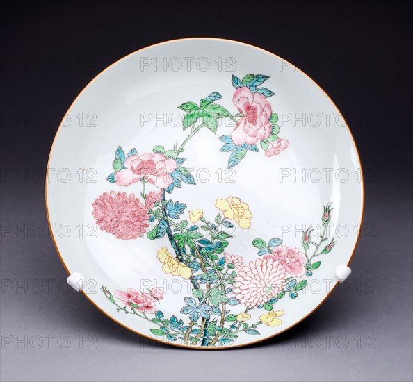 Dish, c. 1725, Qing Dynasty (1644–1911), Yongzhen period (1723–1735), China, Hard-paste porcelain and polychrome enamels, Diam. 27.3 cm (10 3/4 in.)