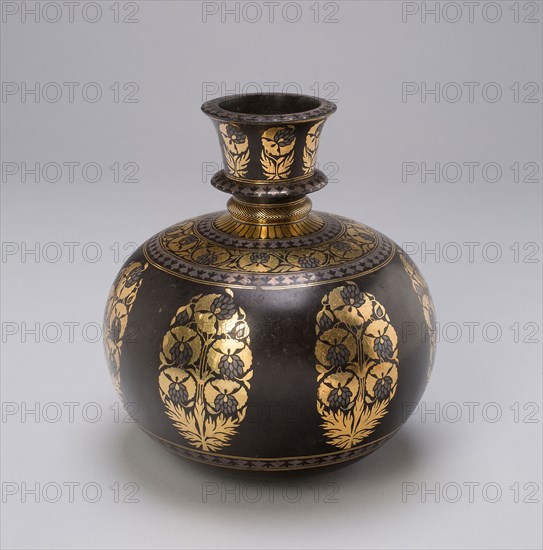 Globular Huqqa Base with Floral Design, 19th century, India, Deccan, India, Zinc alloy inlaid with gold and silver (bidriware), 16.5 × 14.5 cm (6 1/2 × 5 3/4 in.)