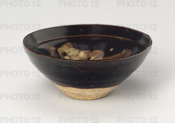 Bowl with Winding Strokes, Southern Song (1127–1279) or Yuan dynasty (1271–1368), 12th/14th century, China, Jizhou ware, light grey stoneware with dark brown glaze and painting in overglaze buff, H. 5.0 cm (2 in.), diam. 11.4 cm (4 1/2 in.)