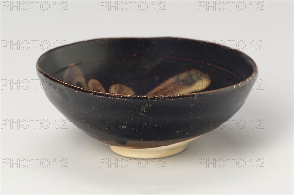 Bowl with Calligraphic Strokes, Southern Song (1127–1279) or Yuan dynasty (1271–1368), c. 12th/14th century, China, Jizhou ware, light grey stoneware with dark brown glaze and painting in overglaze buff, H. 4.7 cm (1 7/8 in.), diam. 11.5 cm (4 9/16 in.)