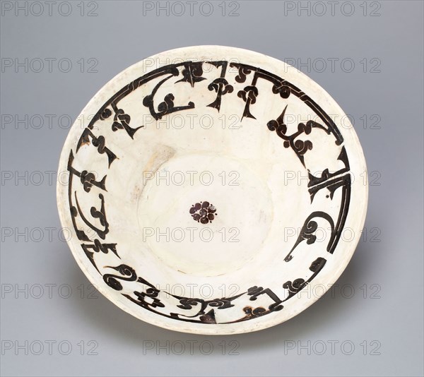 Bowl with calligraphic decoration, 10th century, Eastern Iran or Transoxiana (primarily Uzbekistan), Iran, Earthenware, white slip with black slip decoration under a transparent glaze, Di: 26.1 cm, H: 9 cm
