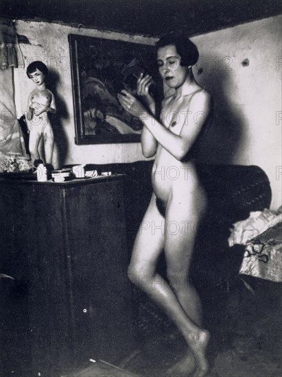 Nina Hard, nude in full figure, putting on make-up, 1921, photograph, 17 x 12.5 cm, unsigned, Ernst Ludwig Kirchner, Aschaffenburg 1880–1938 Davos Frauenkirch