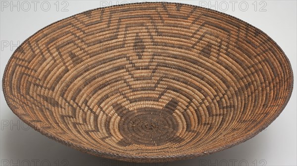 Basket, between 1890 and 1910, willow and devil's claw (martynia), Overall: 6 3/8 inches × 19 1/4 inches (16.2 × 48.9 cm)