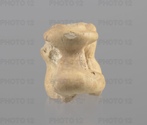 Astragalus of a cow, Myrmekion Crimea, Hellenistic period, astragalus condylo-talus bone of a cow, bones, antiquity, 323–30 BC, Myrmekion, product of nature, height 4.6 cm