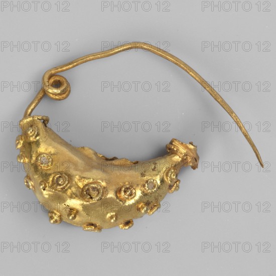 Leech fibula, brooch, goldsmithery; leech fibula with a swollen ring made of gold plate, decorated with filigree rings with granulation in the center; no sheath; 6th century BC, Etruria; jewelry, fibula; height 1.7 cm, width 2.1 cm, depth 0.7 cm, weight 0.7 g, A single crescent-shaped metallic object with a hooked wire attached, displaying a textured surface with raised circular bumps and small rounded protrusions; the object and hook are gold in color against a pale gray background.
