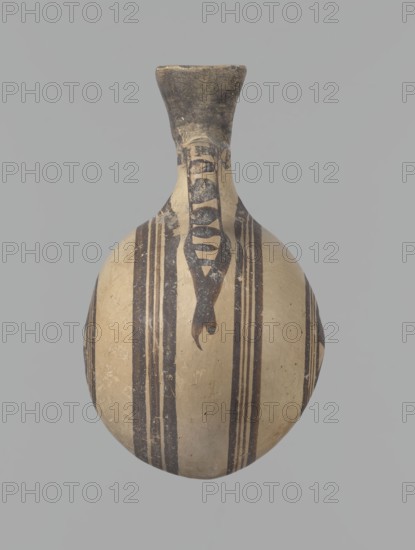 Canteen, Cyprus. Cypriot ceramics, White Painted I . Canteen decorated with concentric circles. Vessel with a spherical, slightly flattened body width on one side 8.5 cm, on the other 7.3 cm, two vertical cylindrical handles and a narrow neck. Slightly flaring spout reconstructed. Pinkish clay with creamy engobe and black-brown decoration. On the handles: horizontal lines framed by thick lines that connect at the neck at the attachment point and intersect below the handles. The two flattened sides of the body are decorated identically with two sets of concentric circles composed of four lines each: two narrow lines framed on both sides by wider lines. The outer line of the outer band overlaps the neck and slightly extends over the handle mounts, widening there. The center of the inner band is filled with a Maltese cross motif. Good condition: reconstructed spout and upper half of the neck. Limescale deposits have been removed. Numerous abrasions, especially on the neck and handle mount...