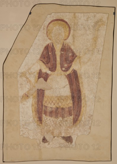 Wall painting: High Priest Aaron, Nubian workshop; wall painting, censer iconographic, liturgical vestments, Faras Sudan, Old Testament high priest iconographic, arms spread to the sides, in his right hand the priest holds a censer in the shape of a hemispherical cup on a foot suspended on three long chains, in his left hand a leafy branch and a box . A yellow nimbus outlined with a red line around the figure's head. The face is heavily blurred, features invisible. The ankle-length white tunic is decorated with a diagonal red check pattern at thigh level, followed by a light purple stripe with vertical dark purple stripes, a diagonal checkered belt, and then another vertical stripe pattern. The high priest's shoulders are covered by a light purple mantle with darker purple vertical stripes, fastened at the chest with an oval clasp. On his feet, the figure wears dark purple slippers. Original plaster: 224 x 147 cm; wall painting dimensions: height 253 cm, width 184 cm, depth 9 cm; 1st q...
