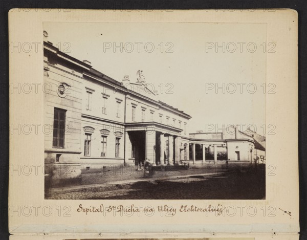 Warsaw. Hospital of the Holy Spirit on Elektoralna Street building designed by architect Józef Orlowski, photographer Karol Beyer 1818–1877, hospitals, Warsaw Masovian Voivodeship, Elektoralna street, St. Ducha Warsaw, Orlowski, Józef 1819–1880 — iconography, 1861–1863, Warsaw; photography, nature photography; photographic print: height 7 cm, width 8.7 cm; support: height 11.3 cm, width 8.8 cm., A sepia-toned photograph mounted on a light beige card shows a classical building with a portico supported by several columns and a curved colonnade extending to the right; the facade has rectangular windows and decorative stonework, and a sculptural figure sits atop the roofline. In front of the entrance a few indistinct figures stand on a cobbled street and a low set of steps leads up to the portico; shadows create darker areas on the right side of the image and the building surfaces display shades of beige, brown, cream, black, and off-white.