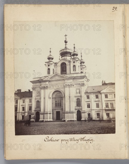 The Church at Dluga Street the Piarist Church rebuilt into an Orthodox Church, Beyer, Karol 1818–1877 author/photographer, Méyet, Leopold 1850–1912, Piarist Church Dluga Street, Warsaw, Trinity Church St. Trinity Church, Dluga Street Warsaw, Orthodox churches, domes, 1861–1863, photography, nature photography, photographic print: 8.3 × 7.4 cm; support: 11.3 × 8.8 cm, A sepia-toned photograph mounted on an off-white page shows a large ornate building with a tall central facade and several onion-shaped domes topped with crosses. The facade features arches, columns, decorative moldings, and niches. Flanking the main building are two smaller structures with pitched roofs and rectangular windows. In front of the buildings is a cobblestone open area with a few small dark figures and a horse-drawn vehicle near the left side. The image contains shades of brown, beige, cream, gray, and black.