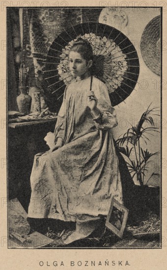 Reproduction of photographs: Portrait of Olga Boznanska with a Japanese umbrella; Portraits of Stanislaw Lentz, Samuel Hirszenberg, Wlodzimierz Tetmajer; woodcut by Józef Loskoczynski after photographs by Kasper Zelechowski; illustration, 1895; painting, Polish painting; Japonism; subjects: Olga Boznanska 1865–1940, Stanislaw Lentz 1861–1920, Samuel Hirszenberg 1865–1908, Wlodzimierz Tetmajer 1861–1923; genres: female portraits, male portraits, portraits of artists, portraits of painters; reproduction of a work of art; illustration dimensions: image 12.0 mm × 7.6 mm; sheet 36.8 mm × 25.5 mm., A seated young woman wearing a long flowing dress holds a decorative parasol behind her head and a small object in one hand; she has her hair pulled back and a neutral expression. Behind her is a patterned backdrop and a table with vases and brushes. To the side there is a potted plant with long narrow leaves and a round woven wall hanging. On the floor near her feet are scattered papers and a fra...