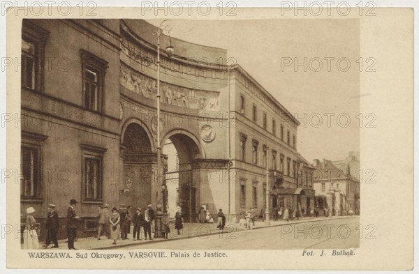 Warsaw. District Court. Varsovie. Palais de Justice, Bulhak, Jan 1876-1950 photographer, Tanski, Jerzy, Pac Palace Warsaw, Warsaw Masovian Voivodeship, ca. 1925, Warsaw, postcard, height 9 cm, width 14 cm, A sepia-toned street scene showing a large classical building with an arched entrance and decorative relief along the curved upper facade, flanked by rows of tall windows; a tall ornate lamppost stands near the arches. Several people in period clothing are gathered and walking along the sidewalk in front of the building, including men in hats and women in long dresses. The street extends to the right with additional buildings and shopfronts receding into the distance. Visible colors include shades of brown, beige, tan, and cream.