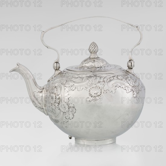Buliera kettle for boiling water, maker: Benjamin Gignac fl. 1745–1774, goldsmith. Rococo rocaille style with Georgian/George II influences. Spherical kettle with a flat bow mounted on volutes; side spout; centrally arched cover topped with a pine cone. Decorated overall with repoussé rococo ornament, plant and floral motifs; two engraved coats of arms—one four-field in an oval under a baronial crown, the other in an illegible shield. Missing base with a heater. Dated 1753/1754, London, England, Great Britain. Vessel. Height 22 cm, width 24 cm, depth 19 cm, weight 848 g., A silver teapot with a rounded body and a curved spout sits against a pale gray background, featuring ornate embossed floral and scrollwork patterns along its upper surface and around the spout area; a domed lid topped with a textured finial shaped like a pinecone fits the top, and a thin, decorative handle arches above the pot with hinge attachments at each side. The visible colors are silver and shades of gray.