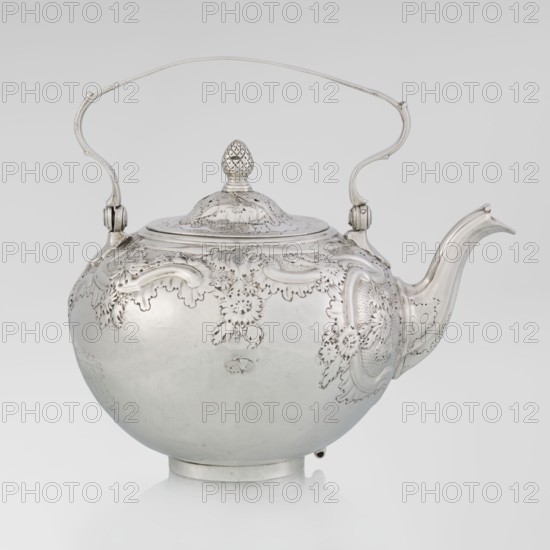 Buliera kettle for boiling water, maker: Benjamin Gignac fl. 1745–1774, goldsmith; rococo rocaille ornament, Georgian/George II style; spherical kettle with a flat bow mounted on volutes; side spout shaped like a spout; centrally arched cover topped with a pine cone; decorated overall with repoussé rococo decoration and flowers; includes two engraved coats of arms — one four-field in an oval under a baronial crown, the second in an illegible shield; missing base with heater; dated 1753/1754, London, England, Great Britain; vessel; height 22 cm, width 24 cm, depth 19 cm, weight 848 g., A rounded metal teapot with a hinged handle and a turned finial on the lid, decorated with ornate raised floral and scrollwork patterns; the surface appears highly reflective and metallic with colors of silver and gray, and the background is a smooth pale gray.