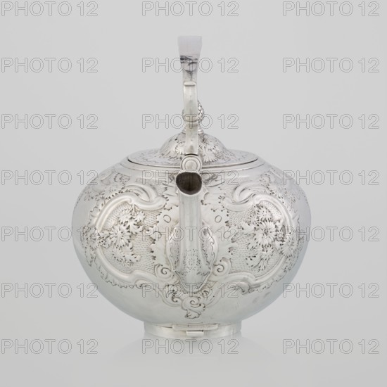 Buliera kettle for boiling water, maker: Gignac, Benjamin fl. 1745–1774, role: goldsmith; rocaille ornament, rococo style; plant and floral ornaments; Georgian / George II style. Rococo kettle, spherical with a flat bow mounted on volutes; spout-shaped spout on the side; centrally arched cover topped with a pine cone; decorated overall with repoussé rococo decoration and flowers; includes two engraved coats of arms—one four-field oval under a baronial crown, the second in an illegible shield; missing base with a heater; dated 1753/1754, London, England Great Britain. Vessel; height 22 cm, width 24 cm, depth 19 cm; weight 848 g., A rounded metal teapot with an ornate raised decorative pattern covers its body and lid, shown against a plain light gray background; the teapot appears metallic silver with polished and slightly darker shaded areas, featuring an upright handle with a decorative knuckle, a short spout extending from the front, and a small round base supporting the vessel.