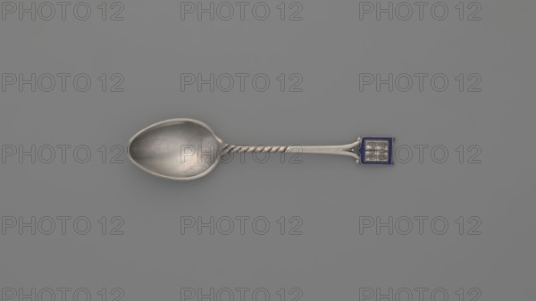 Souvenir spoon, Ford Company fl. 1875-1899 role classification of creator, goldsmith company; Paderewski, Ignacy Jan 1860-1941 - bequest provenance; logos. Souvenir spoon with an ovoid scoop with a pointed tip; half-handle with oblique cuts, then flat, splitting at the end, with a plaque attached in the form of a cartouche with an open book with the Hebrew inscription URIM/TUMMIM on a background of sapphire enamel motto of Yale University, see spoon - 162229, 1890s, New Haven, United States of America; cutlery; length 10.5 cm; width 2.4 cm; weight 15 g., A single metal spoon lies horizontally against a smooth gray background, showing a rounded bowl with a slightly worn surface and a twisted handle that leads to a decorative rectangular endpiece with blue enamel; visible colors include silver gray and blue.