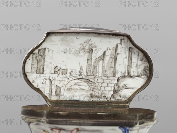 Double snuffbox, enameller LZ France?; fl. ca. 1700; enamelling. Double-sided snuffbox, tall, narrowed halfway up; slightly bulging lids, framed by silver, profiled fittings, white-enameled, decorated with colourful scenes from the story of Samson depicted against a landscape painted in grisaille. On the sides: Samson going to the Philistine city of Timna, guided by three women, and Samson fighting a lion. On the lids: Samson carrying the city gate to the top of the mountain opposite Hebron, and Samson taking honey from the lion's mouth. On the reverse of the lids: two landscapes with architecture painted in grisaille and colourful flowers in the bottoms. Early 18th century, France . Smoking accessory. Height 7 cm; width 7.7 cm; depth 4.7 cm., A small hinged object is open to show an interior surface decorated with a monochrome sketch of architectural ruins and a bridge, with a few human figures standing on the bridge and birds in the sky; the sketch is primarily rendered in shades of ...