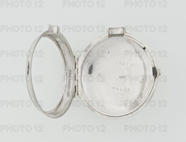 Pocket watch with key, Norton, Eardley fl. 1770–1792 born 1728, died 1792. Casemaker Germany, 3rd quarter of the 18th century. Pocket repeater in two silver cases. Smooth outer case; inner case with framed glazed lid, mechanism cover engraved with an openwork floral twig, winding hole, and bell. White enameled dial with black Roman hour numerals, minute scale marked with dashes, calendar with Arabic numerals, three steel hands hour and minute in openwork weave, third straight for date. Small seconds subdial with Arabic numerals at the bottom. Dial signed EARDLEY NORTON / LONDON. Movement: gilded brass circular plates connected by pillars, spring-powered drive, spindle escapement; lower plate with openwork crown richly decorated with acanthus tendrils and engraved acanthus volutes; cut-out reserve bearing engraved signature Eardley / Norton London. Preserved winding key on a chain. 3rd quarter of the 18th century. Case: Germany; movement/maker: London. Timepiece. Height 8 cm, width 6.2 ...