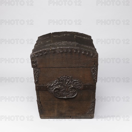 Chest, creator unknown, provenance unknown. Dowry chest with convex lid and side walls slightly tapering toward the bottom; richly decorated with openwork and repoussé fittings featuring plant motifs, rocaille and stylized acanthus elements, rococo and baroque stylistic features, crowns, and monograms. On the front of the lid, on the axis, an openwork plate with a rococo cartouche containing the date and initials: 17 DEG 73. Two decoratively designed strap hinges on the sides of the lid extend into the front-wall decoration, where fittings form a horizontal composition of five asymmetrical cartouches diminishing toward the sides. Side edges of the lid are edged with openwork bands; analogous applications in the body corners. Side walls feature large openwork plates. Lid boards joined with tongue-and-groove joints. 2nd half of the 18th century c. 1773, Central Europe. Piece of furniture, storage unit. Dimensions: height 69.7 cm, width 129.4 cm, depth 63.5 cm., A wooden chest with a dome...