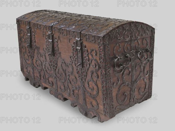 Chest, provenance unknown, Baroque, acanthus twig and plant decoration, fantastic figures, monograms; bottle-shaped with a convex lid, side walls slightly tapering toward the bottom, decorated with openwork; repoussé fittings with plant motifs; supported by four steel rings covered on the long sides with wavy aprons. On the lid, three forged strips extending from the front into the lock hasps and into the strap hinges; between them the forged date ANNO 1704 DEN 3 MAJ. Below, on the front wall of the body, the monogram BH AC / WZ LS. The front features lock plates transitioning to aprons bearing the wheel axles at the bottom. Edges fitted with openwork steel bands featuring plant twig motifs. Sides have two pull handles. Walls and lid joined with exposed diagonal dovetails. Interior lined with paper no print and canvas. Webbing straps attached to the sides to hold the lid open. Mortice-type locks with elongated rectangular key covers with a knob. 1st quarter of the 18th century, Poland,...