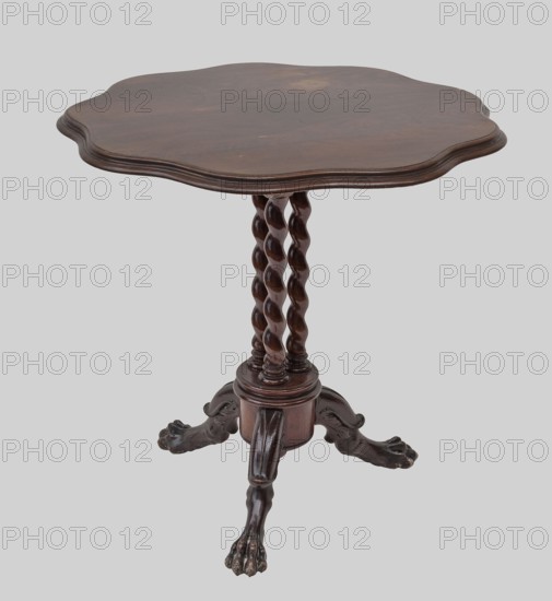 Table, gift, animal paws, plant decoration, neo-Baroque, Anglomania, tabletop nearly circular with a wavy outline; shaft of three spiral columns mounted on a turned plinth supported by three S-shaped legs ending in bird's claws. The tabletop is mounted on a block of the shaft, held by two talons fastened with screws. English-type table in early Victorian style Victorian pie-crust table, 1840–1850, Central Europe, possibly Warsaw; furniture, table; height 74.1 cm, diameter 75.8 cm., A wooden pedestal table with a scalloped round top in dark brown tones, a central column made of twisted spiral supports in a polished darker brown, and a carved tripod base with ornate claw-shaped feet in deep brown; the background is light gray.