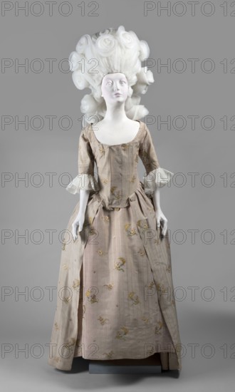 Robe à l'anglaise dress, purchase, Flower bouquets ornament, gathers clothing decoration, patterned fabrics, clothing, silk fabrics, floral patterns, women's clothing, women's fashion, 18th century clothing. English-style outer dress, made of pale pink silk with patterns of tiny flower bouquets, with a close-fitting lace at the back, fitted with cuts and stiffened with boning. Laced at the front, without a separate bodice, with a wrap-around bodice. Large, round neckline. Narrow, elbow-length set-in sleeves. The outer skirt is made of 7 panels, sewn to the bodice, richly gathered at the back, and slit at the front. The underskirt is smooth at the front and gathered at the sides, made of 6 panels, with the silk fabric replaced with canvas at the top, front, and back. The sides are very roomy, gathered separately and tied with ribbons. Fabric report: height 36.5 cm, width 23.5 cm. Fabric report: width 48 cm. Date: 1780–1785. Place of origin: Poland. Garment length: 147 cm., A mannequin w...