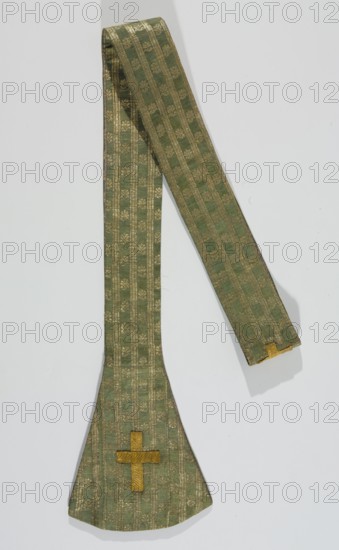 Stole, liturgical vestment, made of 18th-century silk fabric with a fine pattern of stylised floral motifs between gold stripes. Lined with linen; edge trimmed with gold galloon. Fabric background simple weave warp celadon, wefts blue, brocaded with silver metal thread with loose braiding on a white silk base. 18th century, Grodno, Poland. Dimensions: length 192 cm, width 16 cm., A long fabric strip with a wider triangular end, displayed against a light background, in green with a repeating gold woven pattern; the fabric has a gold cross patch near the wider end and some gold trim at the opposite end, with shadows visible where the strip overlaps itself.