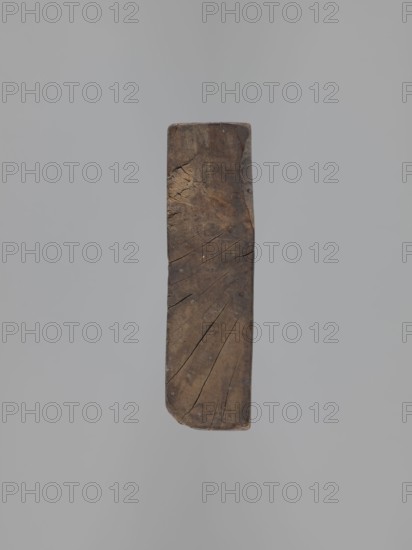 A single-sided gingerbread mould with a wedding ceremony scene;, figurative scenes; gingerbread moulds; weddings; male figures; female figures; volutes; folk-style decorations; plant motifs; gingerbread; Silesia Province of Silesia, 1742–1918; decorative art; folk motifs. Description: single-sided rectangular mould with a wedding scene — in the centre a priest dressed in a chasuble with a wig; to his left a man and to his right a woman, their hands joined by the priest; both wear richly decorated turn-of-the-17th/18th-century costumes and wigs man in justaucorps, culottes and stockings; woman in a long patterned dress with a low neckline. Above the figures is a decorative finial supported by two columns; the central element is a round clock face showing a sun with a human face, hands on the face, surrounded by an ornament of volutes and plant motifs and a rim marked with Roman numerals. Date: 18th–19th century. Dimensions: height 23 cm; width 15.5 cm; depth 4.5 cm., A single vertical w...