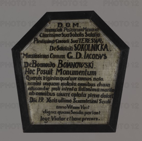 Metal plate with an inscription for the coffin portrait of Teresa Bojanowska, née Sokolnicka 1666–1700, unknown artist, coffin portrait inscription, Latin inscription: 16-line inscription in black paint on unpainted metal plate: DOM | Immortali Posterorum in Memoriae | Charissimae Suae TERESSIAE | De Sokolniki SOKOLNICKA. | Maestissimus Coniunx GD IACOBUS | De Boanowo BOIANOWSKI | Hoc Posuit Monumentum | Quaeuix triginta quatuor annos nata | nemni unquam molesta omnibus chara | educandae proli intenta filiosissima marito | ab omnibus iuvare optata plena doloru | Die 19 Xbris ultimo Sexcentesimi Seculi | anno Vitam Vixit | digna quam Saecula pariant | lege Viator et bene precare., approx. 1700, Greater Poland, painting, height 32.8 cm hexagon, width 31.4 cm, A pentagonal plaque with a dark wood frame surrounding a lighter, worn panel; the panel shows a grid-like background and heavy dark markings arranged in horizontal bands; the frame is black with visible wood grain and angled corners...