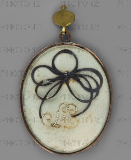 Portrait of a young girl in a white dress, painter unknown, shoulder-length portrait, Empire-style dress, young woman, slightly turned to the right, foreign miniature, 1825, miniature, height 7.2 cm, width 5.9 cm, An oval pendant with a metal frame and a brass loop at the top encloses a light pale green fabric background; on the fabric is an arrangement of dark black hair formed into looping ribbon-like shapes with a small cluster at the center, and below the hair is a decorative swirl made from a string of small light beads; the piece shows subtle stains and discoloration on the fabric and a few pale beige remnants near the bottom.