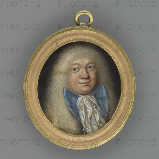 Portrait of a man in a light wig and jabot with a large blue bow; unknown author; costume: frock coat and jabot; male portrait 3/4 right, shoulder-length; older man; hairstyle: lion-style wig; aristocracy, foreign miniature; painted c. 1680–1750, Germany; miniature, height 3.0 cm, width 2.5 cm, An oval pendant with a gold-colored frame hangs against a gray background, containing a painted portrait of a person with pale skin and powdered light hair; the face shows subtle pink and beige tones and neutral shading, and the person wears a blue garment with a white, textured cravat.