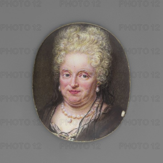 Maria Josepha Habsburg 1699–1757, wife of Augustus III Wettin, in old age; miniature portrait, 1775. Subject: female ruler, shoulder-length pose, slightly left. Appearance: tall white wig, elongated dormeuse pearls in the ears, black transparent mantilla on her head, pearl necklace, bow-shaped brooch with precious stones and pearls in a gold setting at the neckline. Background dark brown. Materials/technique: enamel blue enamel on the reverse with a narrow gold border. Dimensions: height 2.4 cm, width 2.0 cm. Binding: none., An oval portrait of a person with pale skin and light blonde, tightly curled hair set against a dark oval background; the face shows a neutral expression with pinkish cheeks and lips, blue eyes, and light eyebrows. The subject wears pearl drop earrings and a pearl necklace, and a dark garment with lighter lace or fabric at the neckline. Visible colors include gray, black, pale beige, light pink, pale yellow, white, and hints of blue.