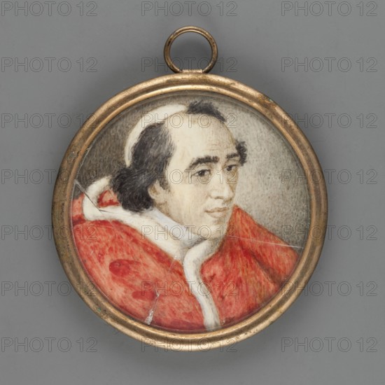 Pope Pius VII 1742–1823. After Bianca Boni fl. 1800–1845. Miniature, 1804, height 4.7 cm. Bust three-quarters to the right, head slightly bowed; black hair with receding hairline, white zucchetto, cloak trimmed with white ermine fur. Background gray, darker on the left. Inscription on the reverse: Pius VII., A round pendant with a metallic gold-colored frame contains a painted portrait of a person shown from the shoulders up, wearing a red garment with white trim and a white head covering; the person has dark hair and a light skin tone and is positioned against a muted gray background, with visible brush texture and a few fine cracks in the painted surface.