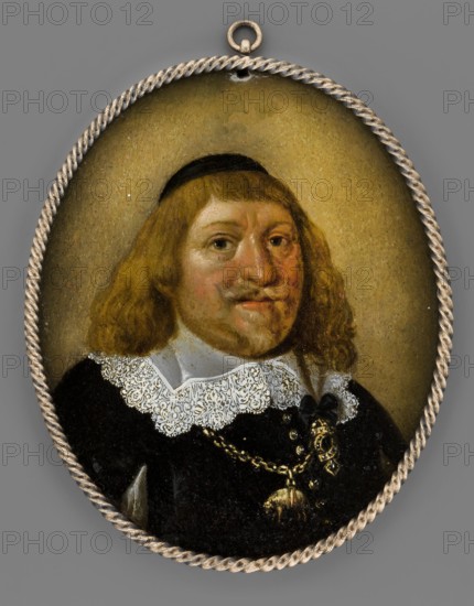King of Poland Wladyslaw IV Vasa 1595–1648 with the Order of the Golden Fleece and a lock of love, unknown painter; en face male portrait, bust 3/4 right. Shoulder-length blond hair with fringe, black skullcap; wide white gauze collar trimmed with lace; black clothing; Order of the Golden Fleece on a gold chain. Olive background. Oval miniature, height 15.5 cm, width 11.3 cm; gilded bronze binding with spirally twisted roller imitating a rope possibly 19th century. Inscription on the reverse in light oil paint 19th century: ...Wadyslaw IV / born in Lobzów 1595. Korono.../ in Kraków 1633+ / in Merecz 1648. Portrait in the type of Dankers de Ry 1646 known from an engraving by Willem Hondius; difference is the armor., An oval painted miniature set in a twisted metallic frame shows a portrait of a person with shoulder-length light brown hair and a short mustache and goatee, wearing a small dark cap and a black garment with a white lace collar; the face has light skin tones with reddish are...